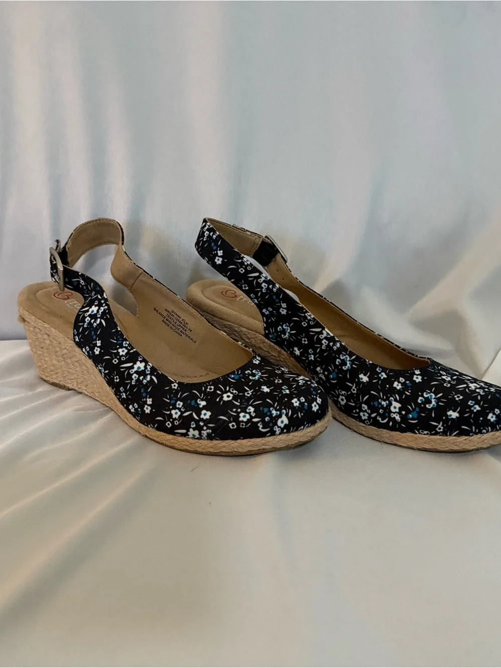B True BareTraps classic wedge